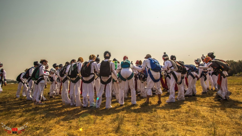 Stu skoczków przygotowuje się do lotu. Fot. Skydive.pl