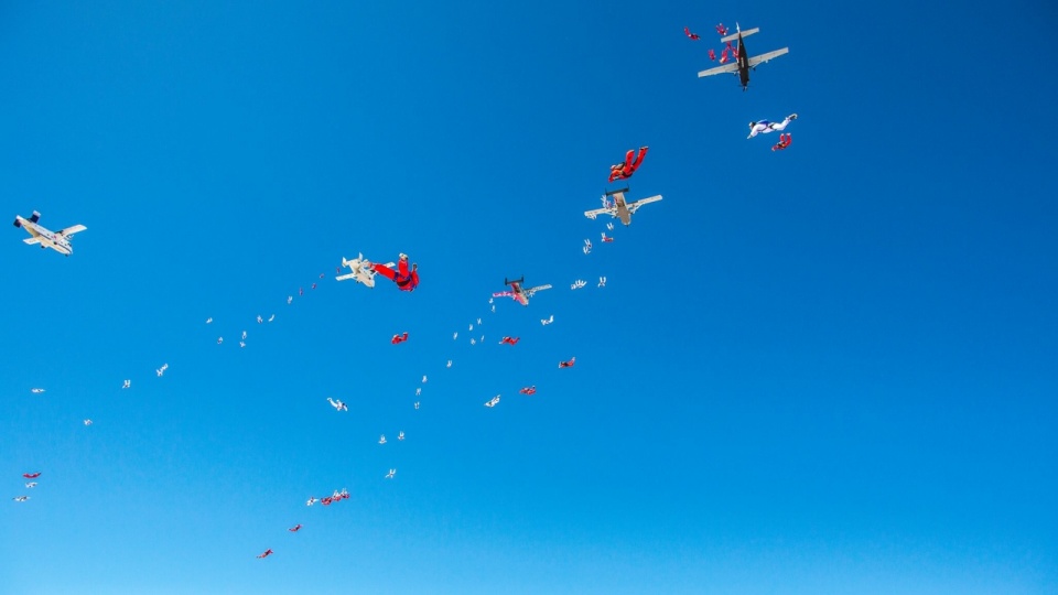 Spadochroniarze musieli w powietrzu stworzyć ludzki łańcuch. Fot. Skydive.pl