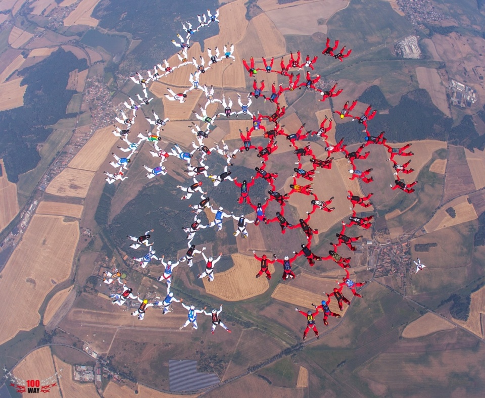 Tworzenie w powietrzu formacji składającej się ze stu osób. Fot. Skydive.pl