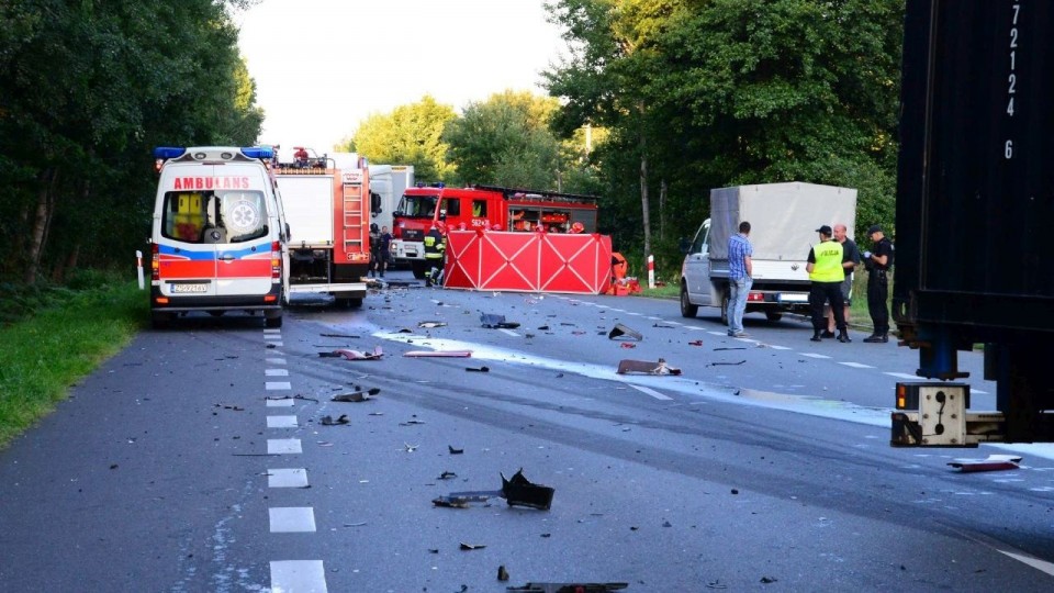 Niedaleko stacji kolejowej Lubiewo zderzyły się dwa auta osobowe i tir. Fot. Andrzej Ryfczyński / iswinoujscie.pl