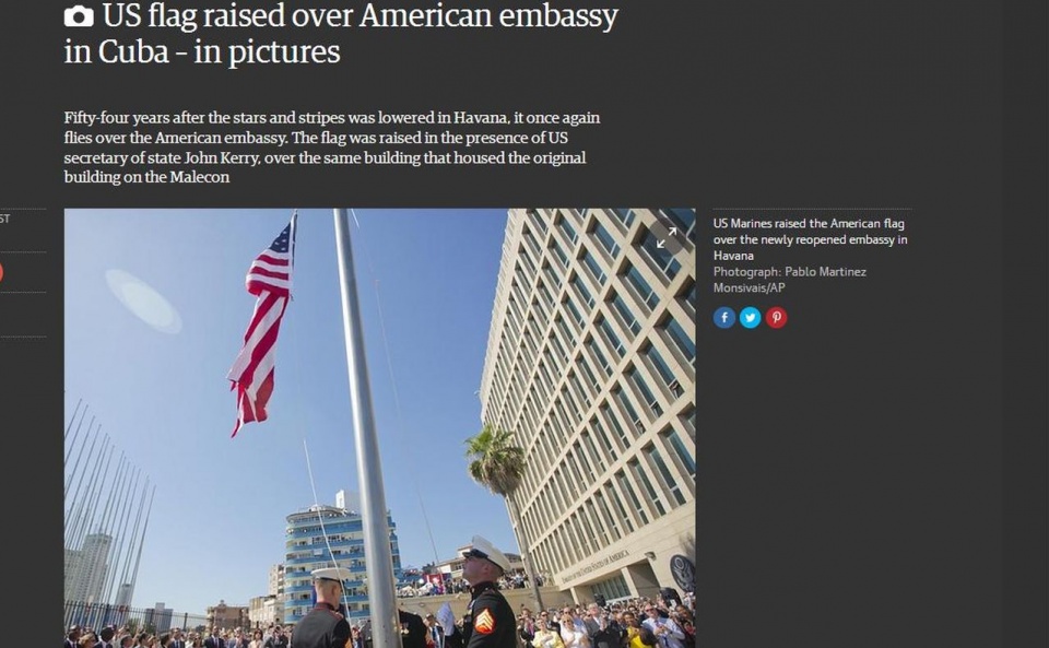 Po 54 latach przerwy amerykańska flaga znów powiewa przed ambasadą tego kraju w Hawanie. Fot. www.theguardian.com