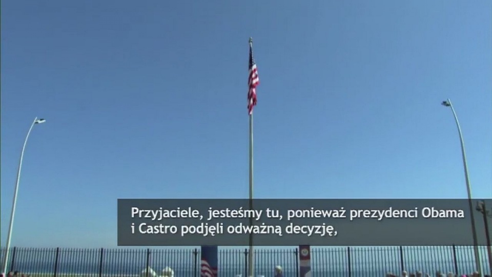 Po 54 latach przerwy amerykańska flaga znów powiewa przed ambasadą tego kraju w Hawanie. Fot. CNN Newsource/x-news
