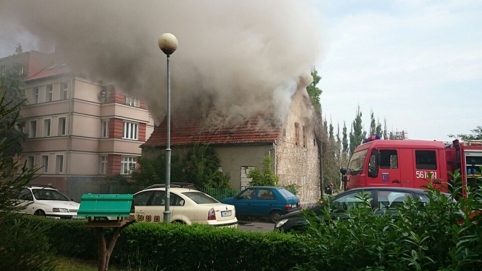 Spłonął dach pustostanu przy ul. Kujawskiej. Ogień wybuchł około godziny 9 w niedzielę. Fot. Sławomir Ryfczyński. iswinoujscie.pl