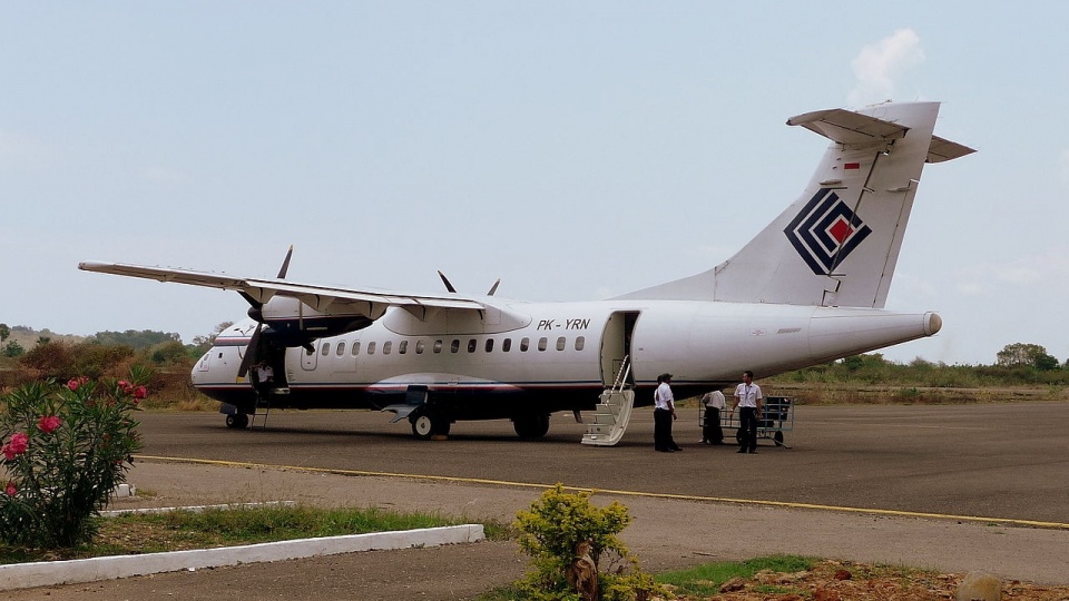Samolot ATR 42 należący do indonezyjskich linii lotniczych Trigana Air. Fot. www.wikipedia.org / YSSYguy at English Wikipedia