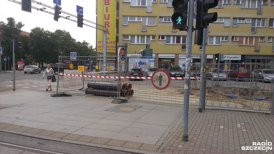 Kłopoty z przejazdem będą również na placu Żołnierza. Energopol Szczecin zamknie w poniedziałek przejazd prawym pasem jezdni w kierunku Trasy Zamkowej. Fot. Marek Borowiec [Radio Szczecin]