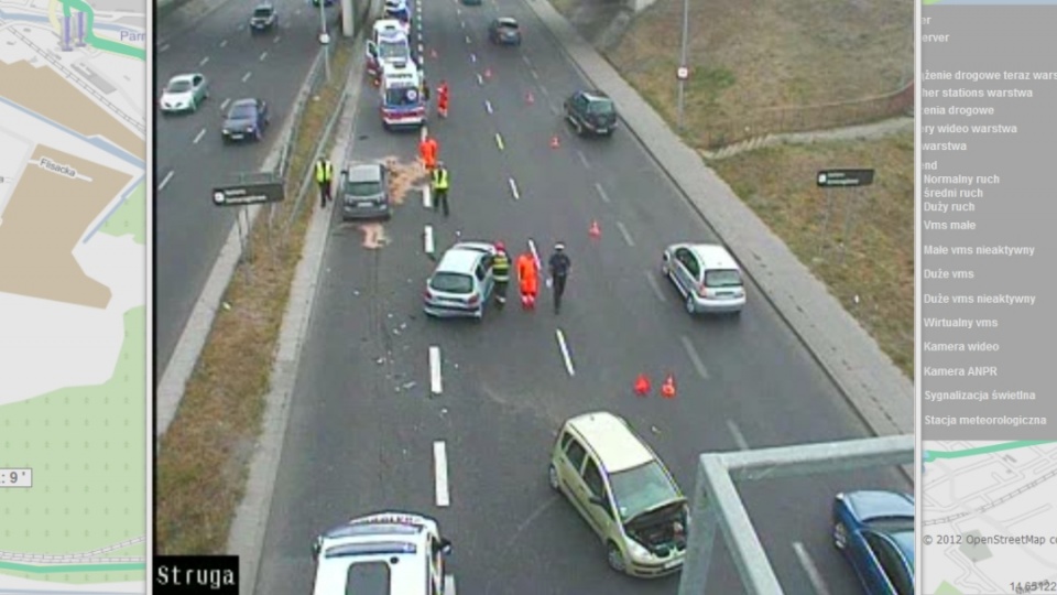 Trzy samochody zderzyły się na ulicy Struga - przed wiaduktem drogowym - w kierunku centrum Szczecina. Fot. UMTS Szczecin