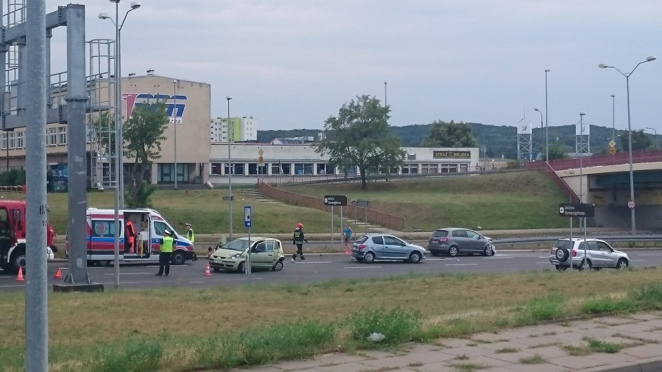 Trzy samochody zderzyły się na ulicy Struga - przed wiaduktem drogowym - w kierunku centrum Szczecina. Fot. Olek Dreszer