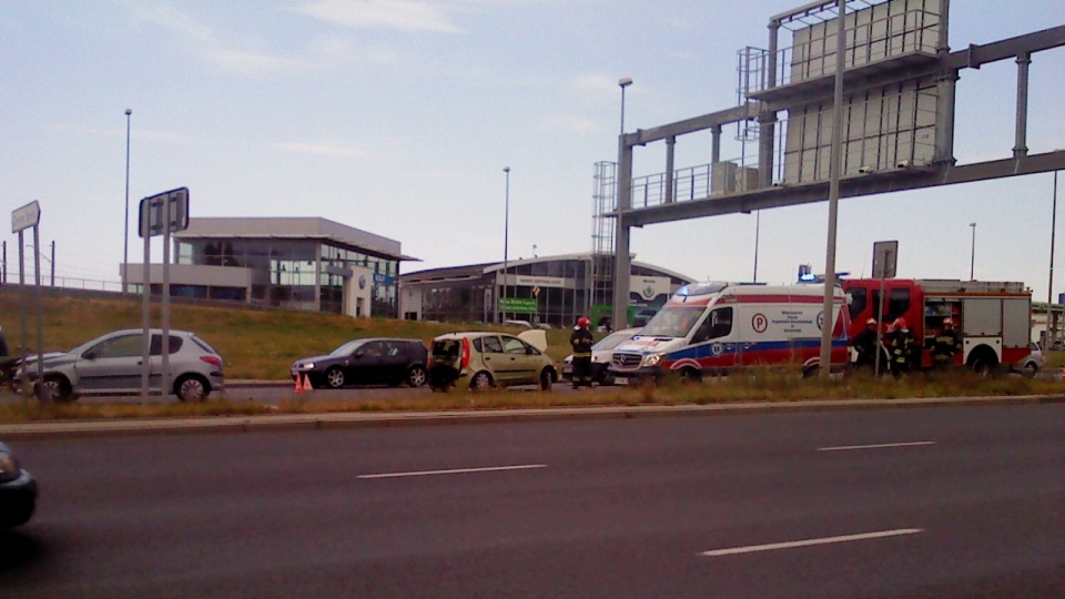 Trzy samochody zderzyły się na ulicy Struga - przed wiaduktem drogowym - w kierunku centrum Szczecina. Fot. Krzyszfot Kukliński [Radio Szczecin]
