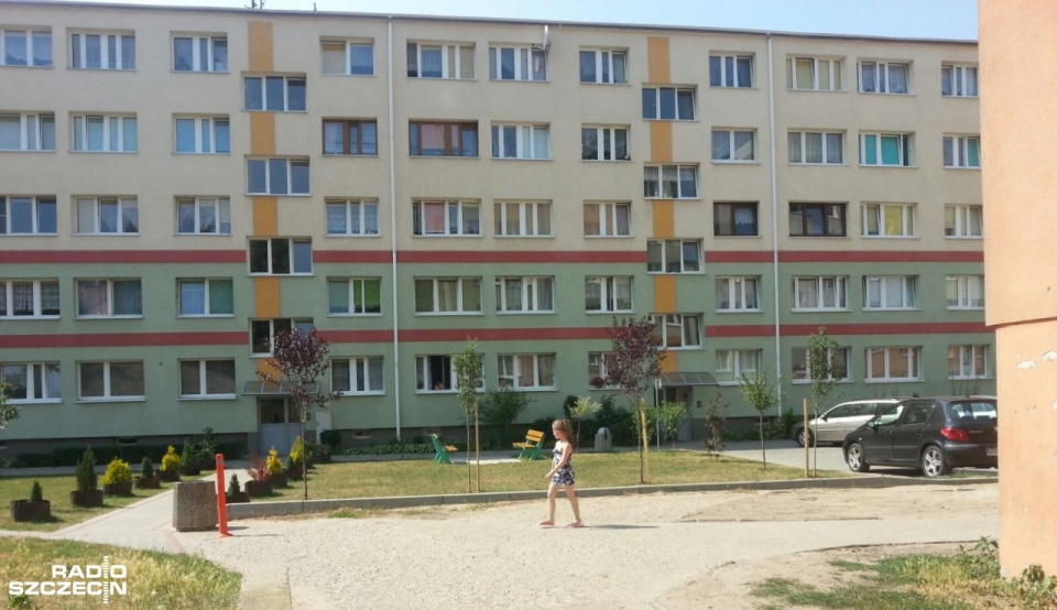 Podwórkowy konflikt trwa od chwili, gdy stary plac zabaw wspólnota mieszkaniowa zastąpiła parkingiem. Na podwórku pozostał niewielki skwer z ławkami i drzewkami. Fot. Dawid Siwek [Radio Szczecin]