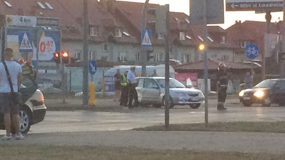 Wypadek na ulicy Taczaka w Szczecinie. Zderzyły się dwa samochody. Karetka zabrała ranną do szpitala. Fot. Adam Rudawski [Radio Szczecin]
