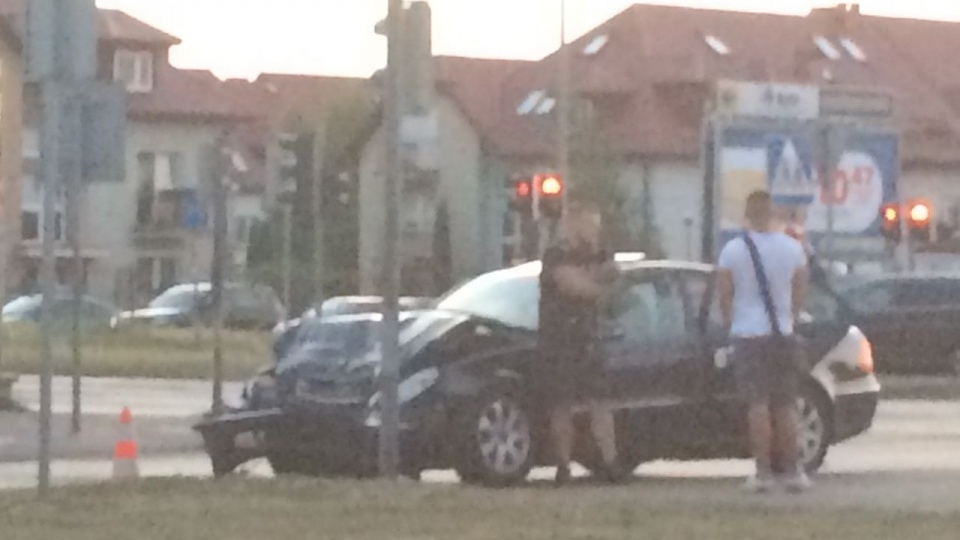 Wypadek na ulicy Taczaka w Szczecinie. Zderzyły się dwa samochody. Karetka zabrała ranną do szpitala. Fot. Adam Rudawski [Radio Szczecin]