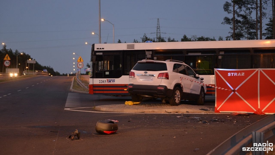 Wypadek na ulicy Nowoprzestrzennej w Szczecinie. Motocyklista zderzył się z autem osobowym. 61-letni kierowca jednośladu nie przeżył. Fot. Piotr Rakowski [Radio Szczecin]
