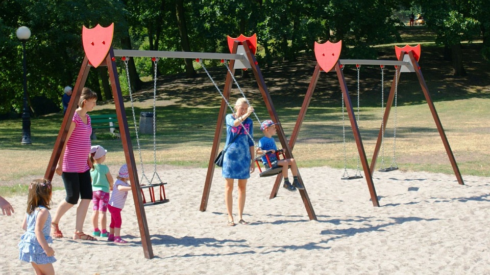 Jest zamek ze zjeżdżalnią, karuzela, park linowy a nawet huśtawka dla niepełnosprawnych. Fot. UM w Stargardzie