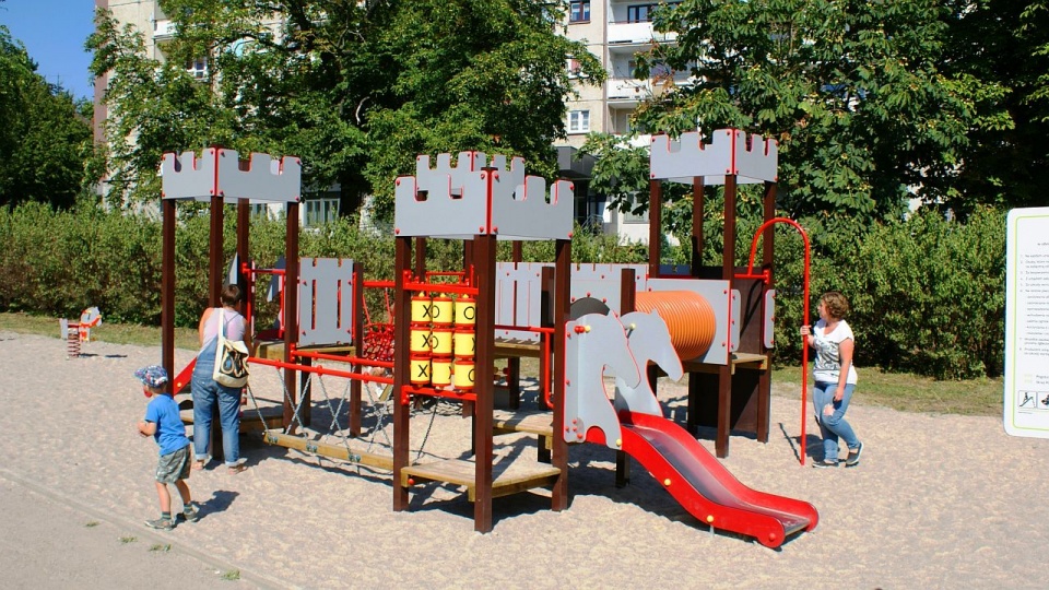 Jest zamek ze zjeżdżalnią, karuzela, park linowy a nawet huśtawka dla niepełnosprawnych. Fot. UM w Stargardzie