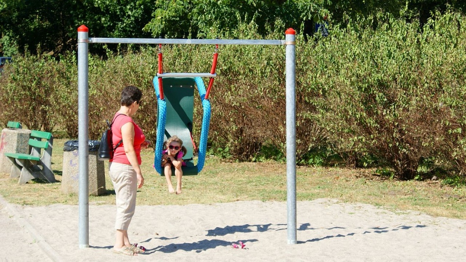 Jest zamek ze zjeżdżalnią, karuzela, park linowy a nawet huśtawka dla niepełnosprawnych. Fot. UM w Stargardzie