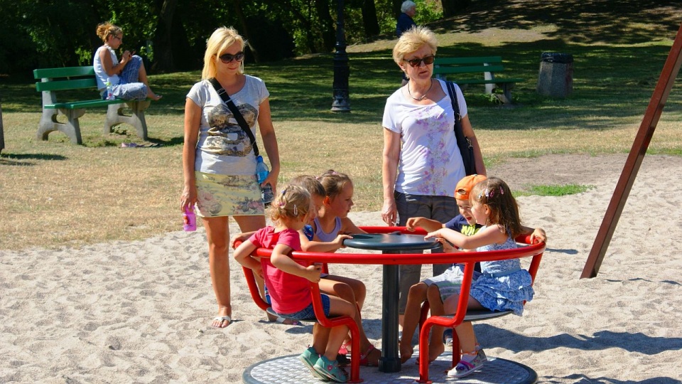 Jest zamek ze zjeżdżalnią, karuzela, park linowy a nawet huśtawka dla niepełnosprawnych.Fot. UM w Stargardzie