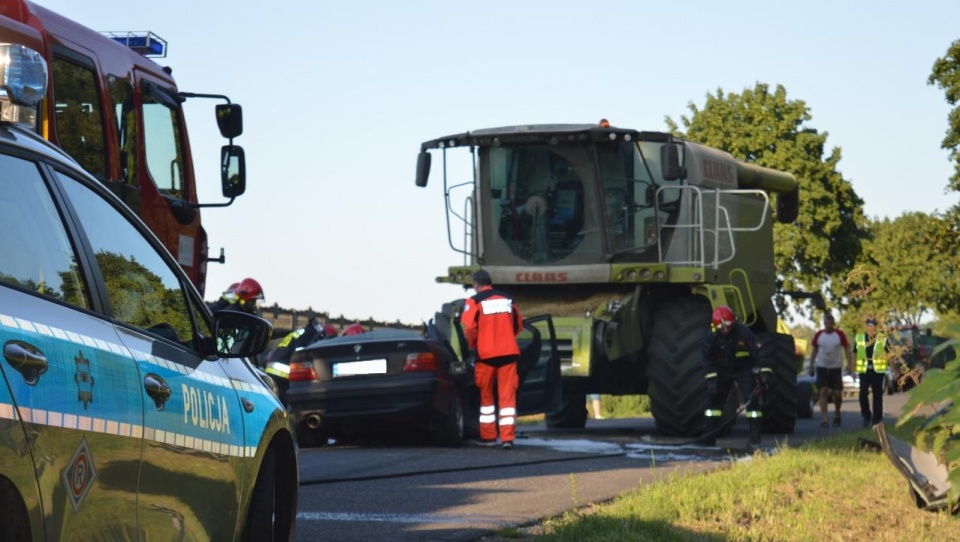 Żeby dostać się do kierowcy, strażacy musieli rozcinać blachy samochodu. Fot. lobez24.pl