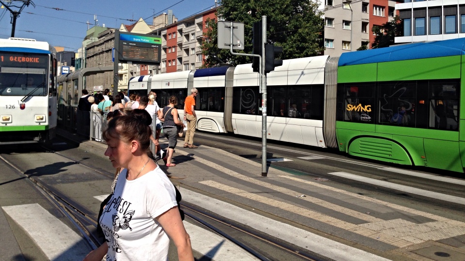 Zepsuta "dziesiątka" blokował przez 20 minut przejazd przez Bramę Porową w centrum Szczecina. Fot. Jarosław Gaszyński [Radio Szczecin]