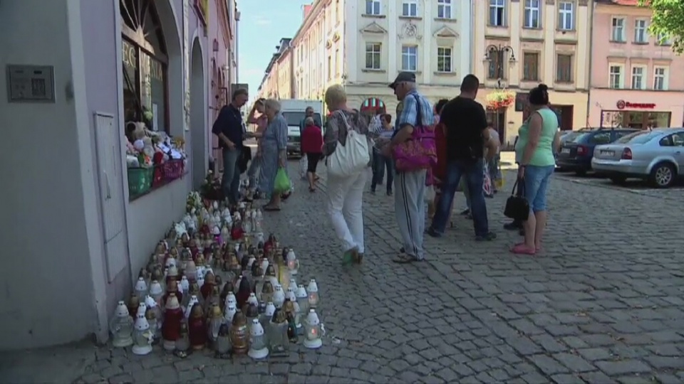 Mieszkańcy Kamiennej Góry cały czas są w szoku. Dzieci i dorośli wciąż gromadzą się przed miejscem tragedii. Zapalają znicze, przynoszą kwiaty i maskotki. Fot. TVN24/x-news