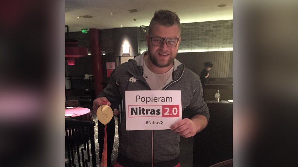 Sławomir Nitras opublikował na swoim Facebookowym profilu zdjęcie złotego medalisty w rzucie młotem, na którym widać jak Paweł Fajdek trzyma w rękach kartkę z napisem "Popieram Nitras 2.0". Fot. Facebook.com/slawomirnitras