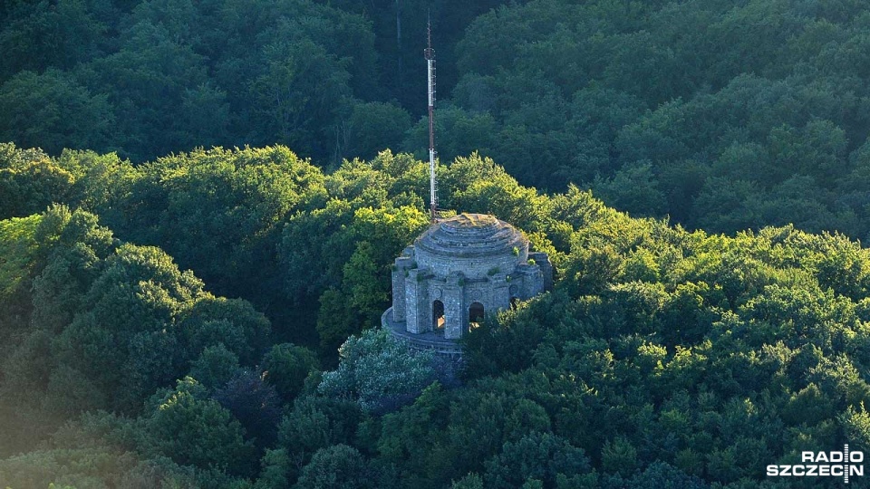 Zabytek nie może dalej niszczeć - urząd nakaże właścicielom wieży Bismarcka na szczecińskim Gocławiu, aby zabezpieczyli obiekt. Fot. Łukasz Szełemej [Radio Szczecin/Archiwum]