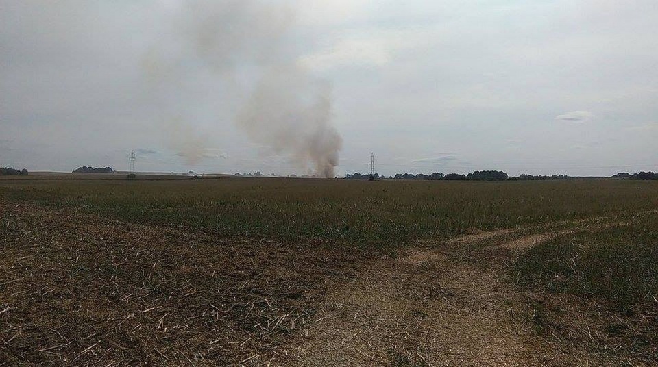 Płonie siedem hektarów ścierniska. Fot. Internauta Marcin