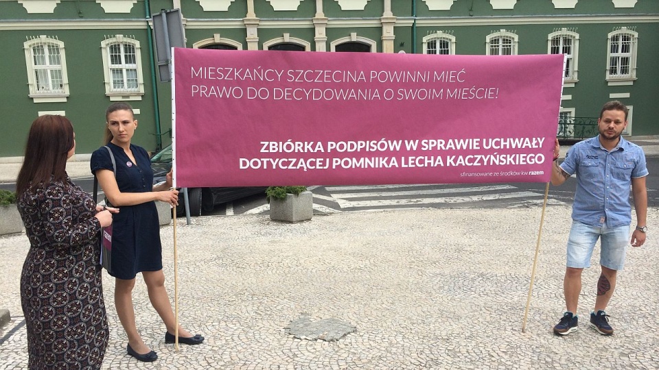 5,2 tys. podpisów mieszkańców Szczecina pod uchwałą przeciwko stawianiu pomnika Lecha Kaczyńskiego w centrum nieopodal Bramy Królewskiej. Fot. Andrzej Kutys [Radio Szczecin]