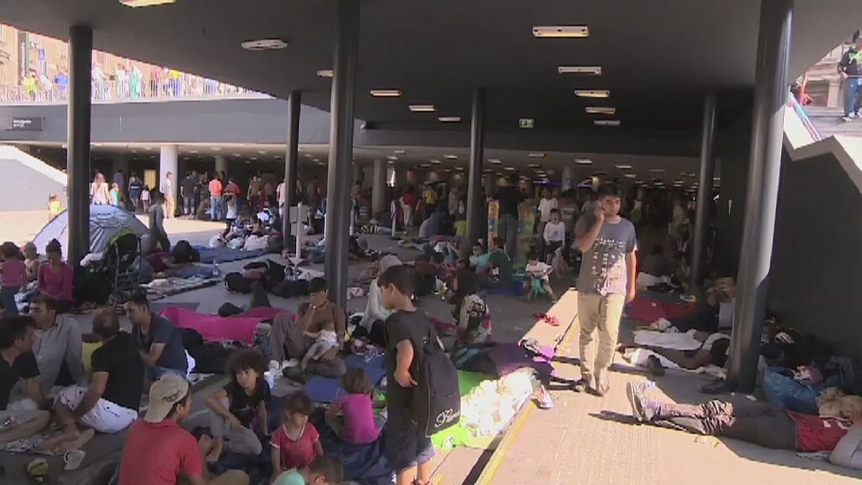 Tłum imigrantów próbujących dostać się pociągiem na zachód Europy wdarł się na dworzec w stolicy Węgier. Fot. TVN24/x-news