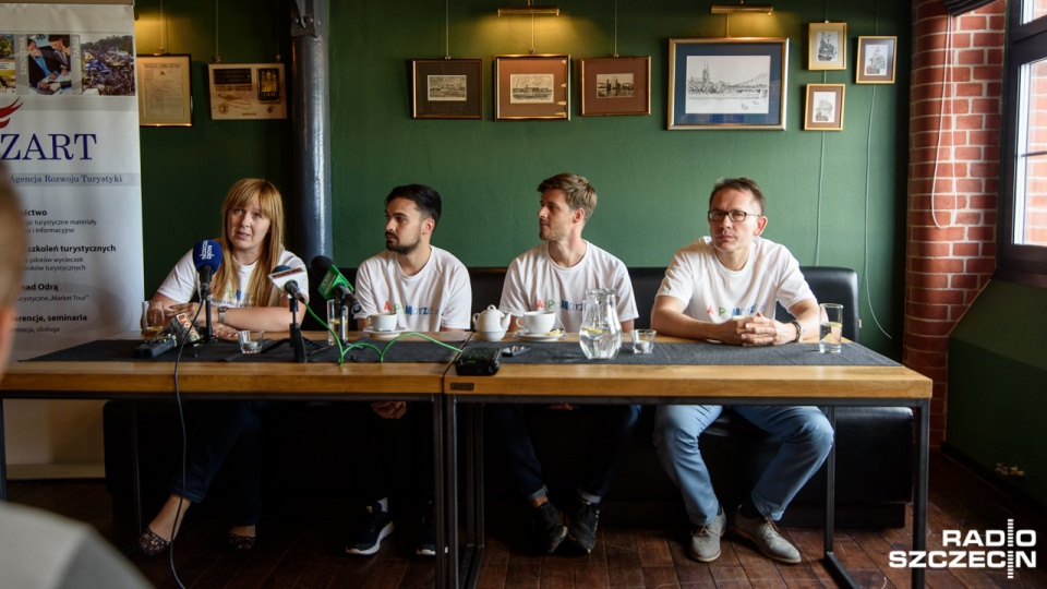 Dwójkę blogerów, którzy w internecie i mediach społecznościowych mają promować region w ramach akcji "Aż Po Morze", zaprezentowała w poniedziałek Zachodniopomorska Agencja Rozwoju Turystyki. Fot. Konrad Nowak [Radio Szczecin]