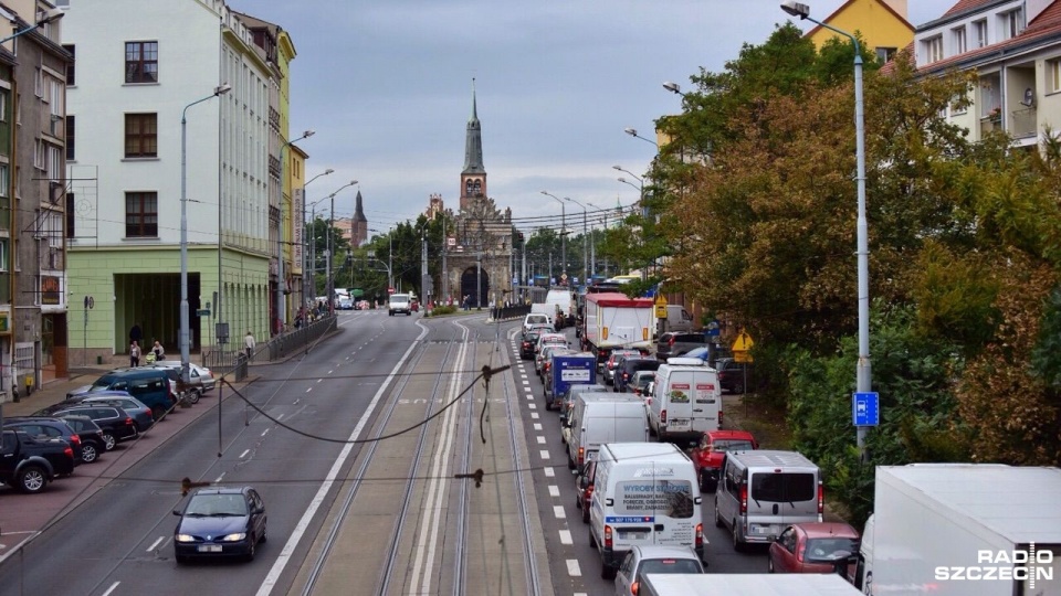 Zamknięcie prawego pasa jezdni ulicy Wyszyńskiego przy Bramie Portowej w Szczecinie paraliżuje ruch samochodów jadących w kierunku Krzywoustego i alei Wojska Polskiego. Fot. Konrad Nowak [Radio Szczecin]