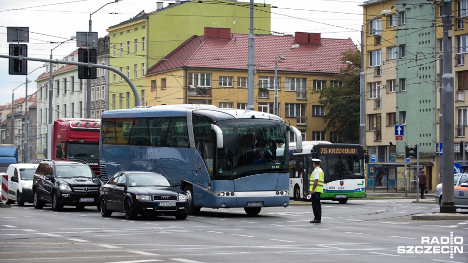 Zamknięcie prawego pasa jezdni ulicy Wyszyńskiego przy Bramie Portowej w Szczecinie paraliżuje ruch samochodów jadących w kierunku Krzywoustego i alei Wojska Polskiego. Fot. Konrad Nowak [Radio Szczecin]