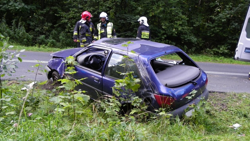 Samochód osobowy dachował na drodze nr 102, między Kołczewem a Świętoujściem. Fot. iswinoujscie.pl