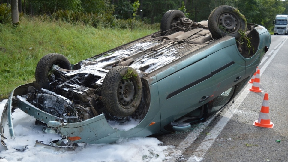 Ford Focus wyprzedzając ciężarówkę zahaczył o pobocze i dachował. Fot. Rafael Żełobowski [lobez24.pl]