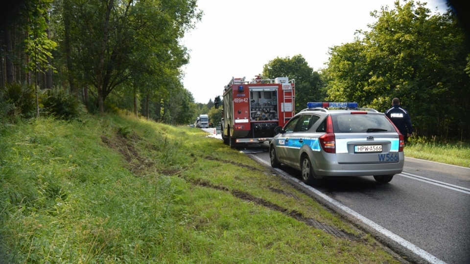 Ford Focus wyprzedzając ciężarówkę zahaczył o pobocze i dachował. Fot. Rafael Żełobowski [lobez24.pl]