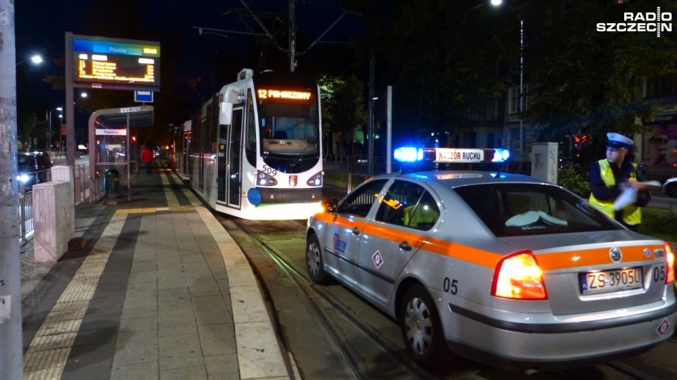 Ruch tramwajów został wstrzymany przy al. Piastów. Na miejscu jest policja. Fot. Dawid Siwek [Radio Szczecin]