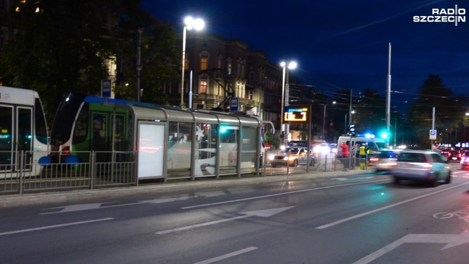 Ruch tramwajów został wstrzymany przy al. Piastów. Na miejscu jest policja. Fot. Dawid Siwek [Radio Szczecin]