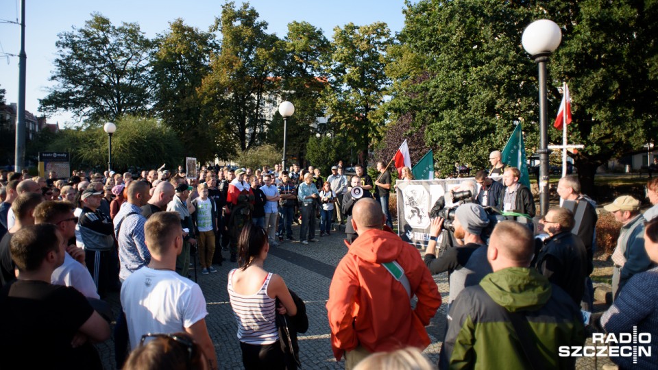 400-osobowa grupa szczecinian protestowała na Placu Grunwaldzkim. Fot. Konrad Nowak [Radio Szczecin]