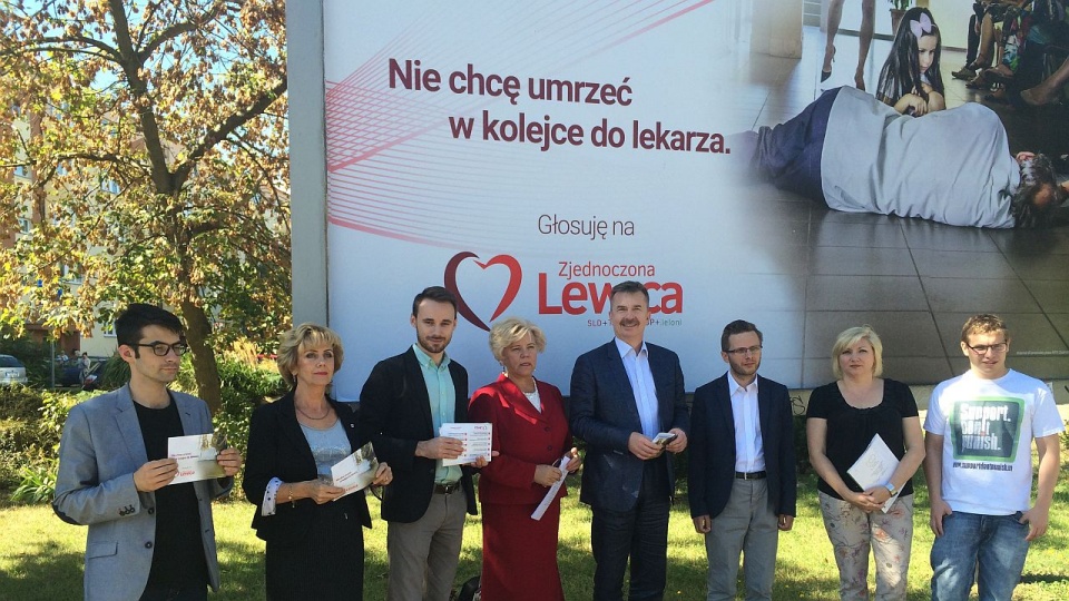 "Pacjent to nie towar, a szpital to nie fabryka" - z takim hasłem działacze koalicyjnego komitetu Zjednoczona Lewica ze Szczecina przedstawiali swoje pomysły na reformę służby zdrowia. Fot. Andrzej Kutys [Radio Szczecin]