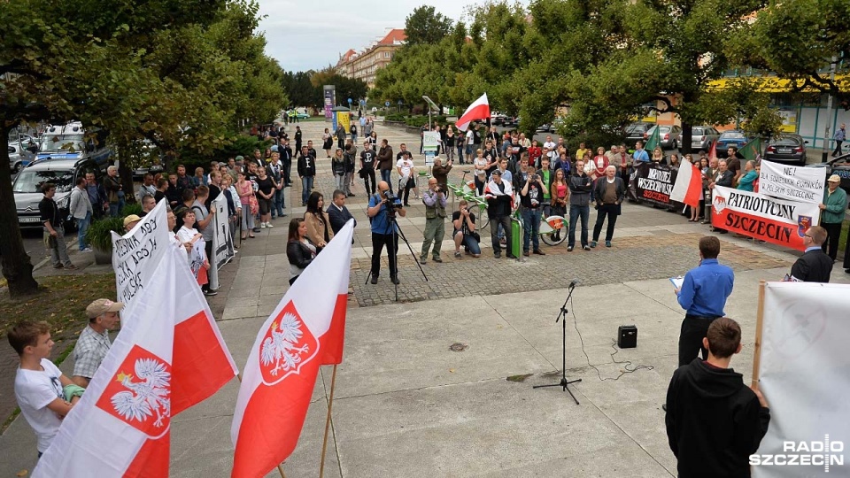 Ponad sto osób domagało się usunięcia pomnika Armii Czerwonej z centrum Szczecina. Fot. Łukasz Szełemej [Radio Szczecin]