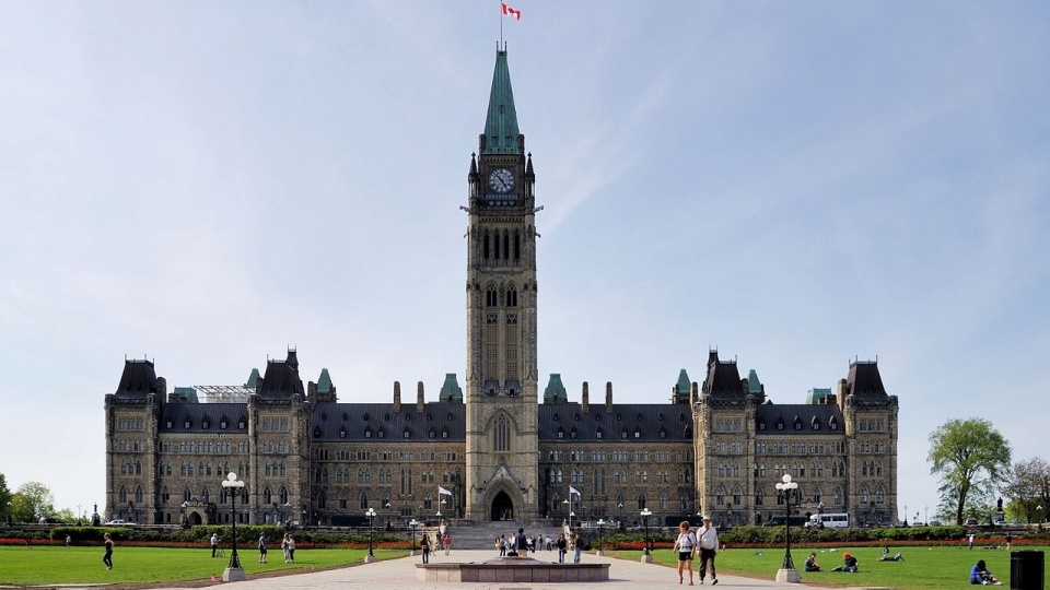 Główny budynek parlamentu kanadyjskiego w Ottawie. . Fot. www.wikipedia.org / Wladyslaw
