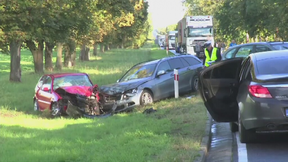 Cztery samochody zderzyły się na krajowej "dziesiątce" na wysokości Krąpieli, między Stargardem a Reczem. Fot. TVN24/x-news