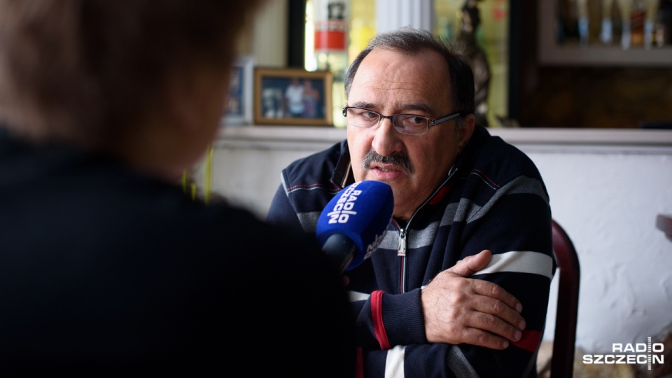 Wybory komentuje pochodzący z Grecji szczeciński restaurator - Christos Mitsopoulos. Fot. Konrad Nowak [Radio Szczecin]
