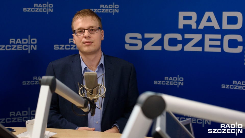 - Niemcy będą ich deportować z powrotem do Szczecina i będzie sugestia, by trzymać ich w zamknięciu - mówił lider listy partii KORWIN z okręgu szczecińskiego. Fot. Konrad Nowak [Radio Szczecin]