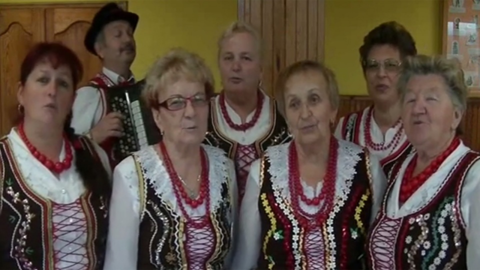 Tekst jest prosty, melodia chwytliwa i zagrzewająca do boju. A śpiewają: ludowy zespół z powiatu myśliborskiego "Cychrowianki", w drugim spocie - pieśniarz Paweł Piekarczyk. Fot. youtube.com / Leszek Dobrzyński