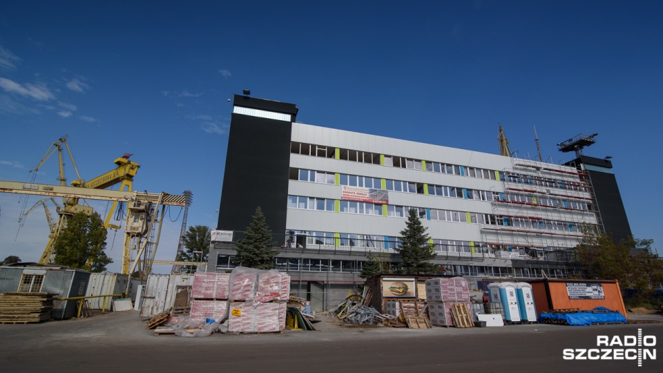 Kończy się budowa szatniowca w Szczecińskim Parku Przemysłowym, czyli w dawnej Stoczni Szczecińskiej. Fot. Konrad Nowak [Radio Szczecin]