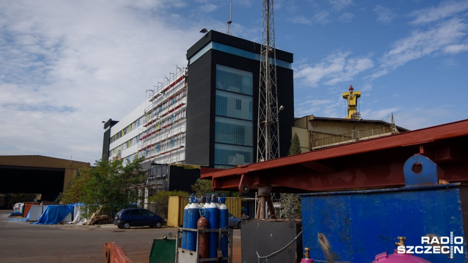 Kończy się budowa szatniowca w Szczecińskim Parku Przemysłowym, czyli w dawnej Stoczni Szczecińskiej. Fot. Konrad Nowak [Radio Szczecin]