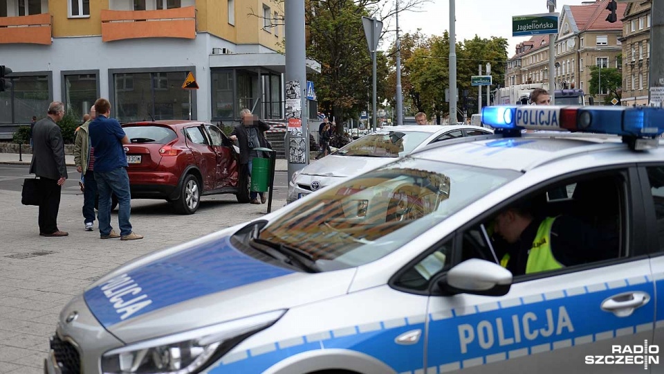 Według wstępnych ustaleń policji, auto które dachowało, wjechało na skrzyżowanie na czerwonym świetle. Fot. Łukasz Szełemej [Radio Szczecin]