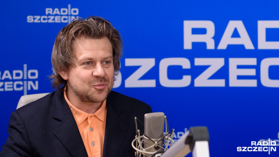 Piotr Misiło wysyła list do Norberta Obryckiego z Platformy Obywatelskiej i Jarosława Rzepy z Polskiego Stronnictwa Ludowego. Fot. Konrad Nowak [Radio Szczecin/Archiwum]