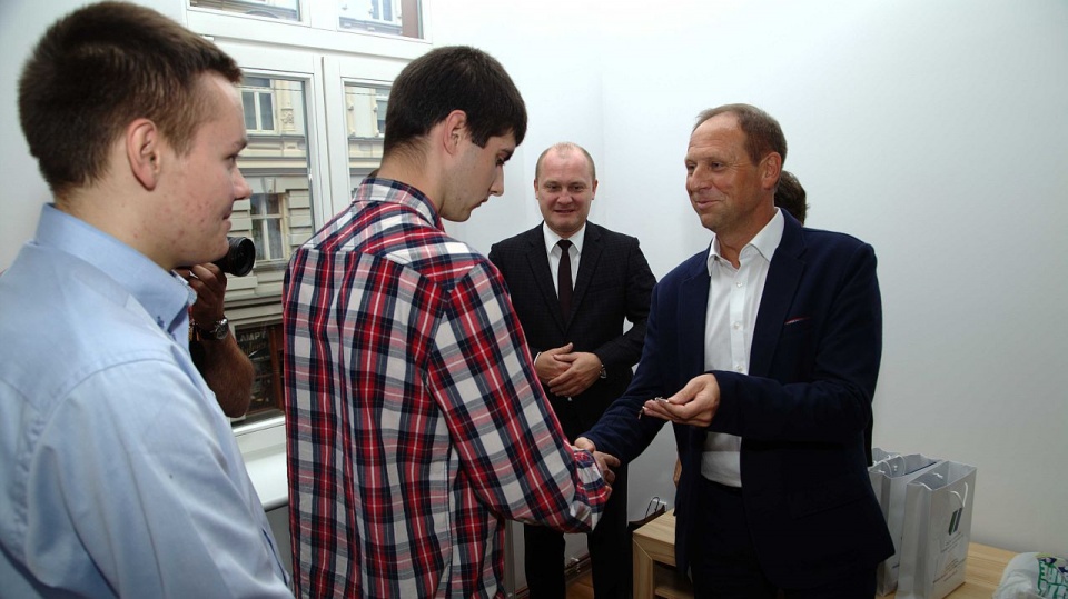 Troje studentów odebrało klucze do mieszkań Szczecińskiego TBS. Fot. STBS