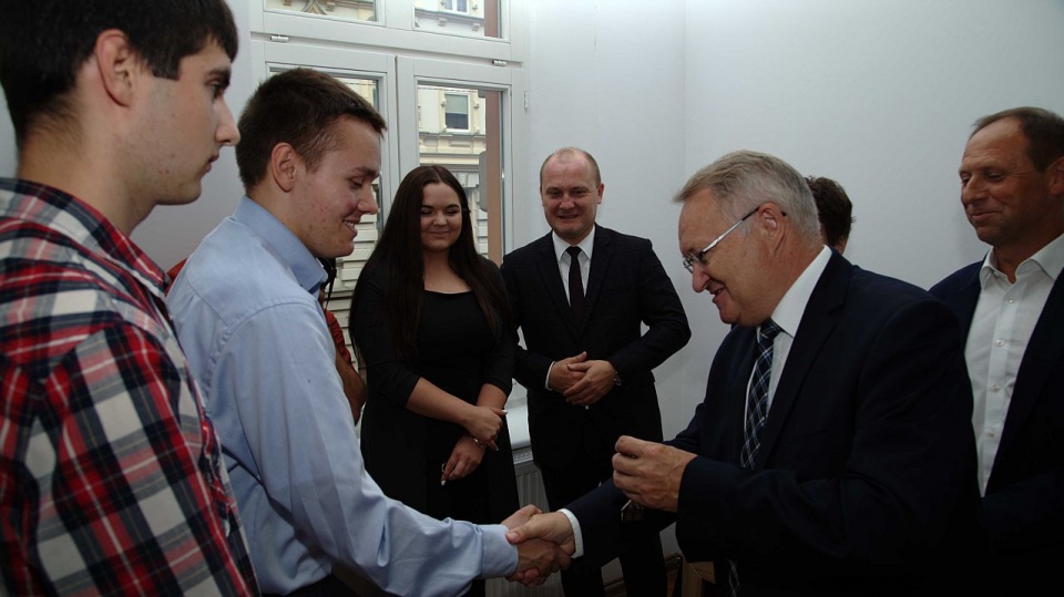 Troje studentów odebrało klucze do mieszkań Szczecińskiego TBS. Fot. STBS